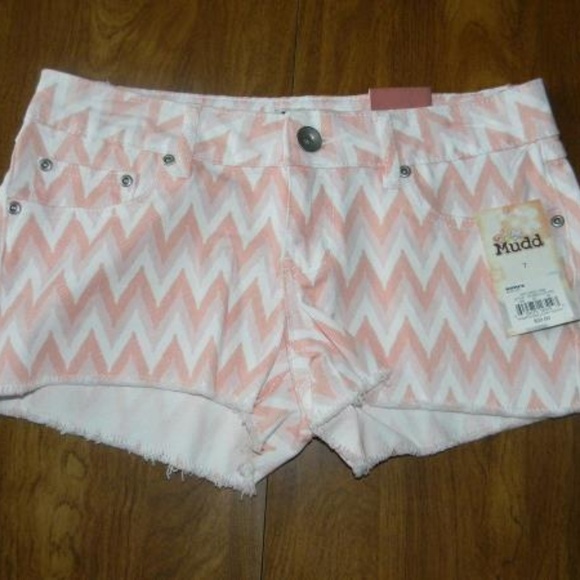 Mudd Size 15 Coral Pink White Zig Zag Shorts NWT - Picture 1 of 2